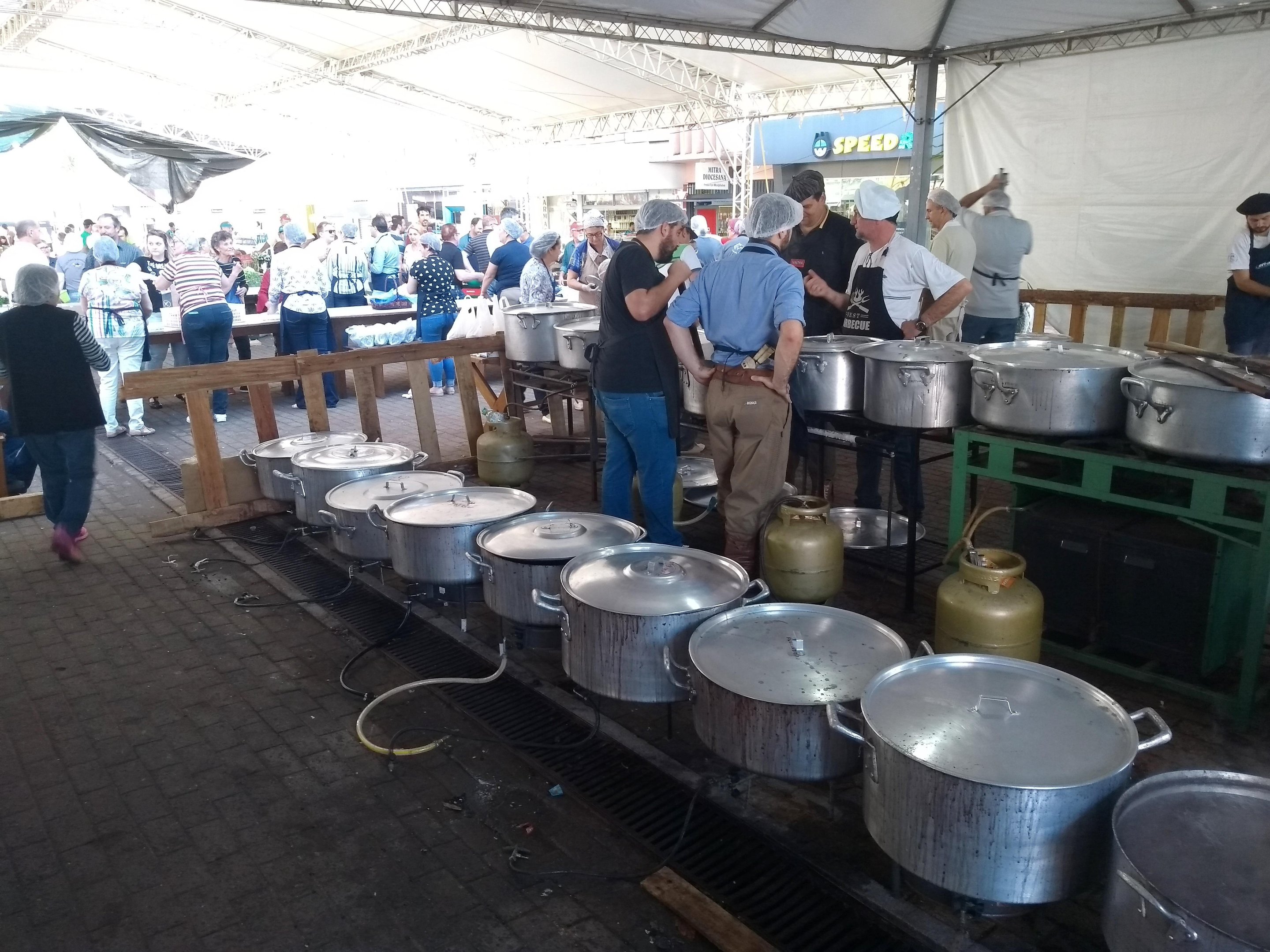 Foram necess&aacute;rias 60 panelas no preparo