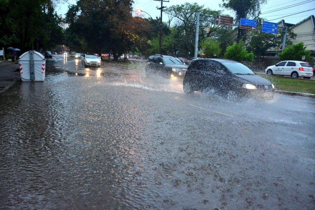 Chuva causa ac&uacute;mulo de &aacute;gua em diversas regi&otilde;es de Porto Alegre