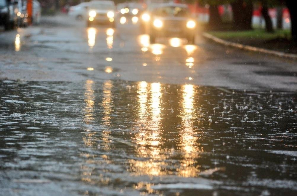 RS pode ter ventos de at&eacute; 100 km/h, temporal e queda de granizo nesta segunda-feira