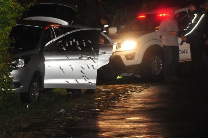 Casal e crian&ccedil;a foram mortos a tiros dentro deste Ford Ka