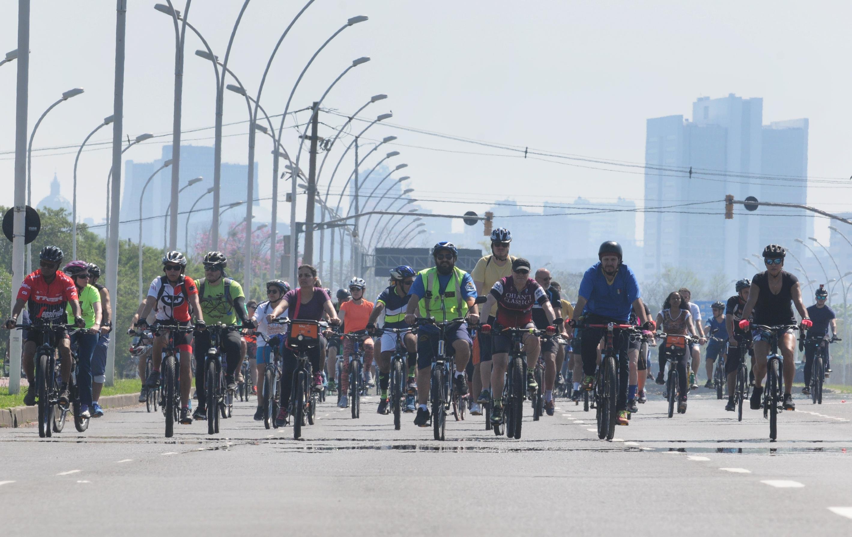 Ciclistas aproveitaram a manh&atilde; ensolarada e com altas temperaturas