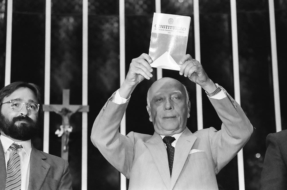 Ulysses Guimar&atilde;es, presidente da Assembleia Nacional Constituinte, com a Constitui&ccedil;&atilde;o brasielira 