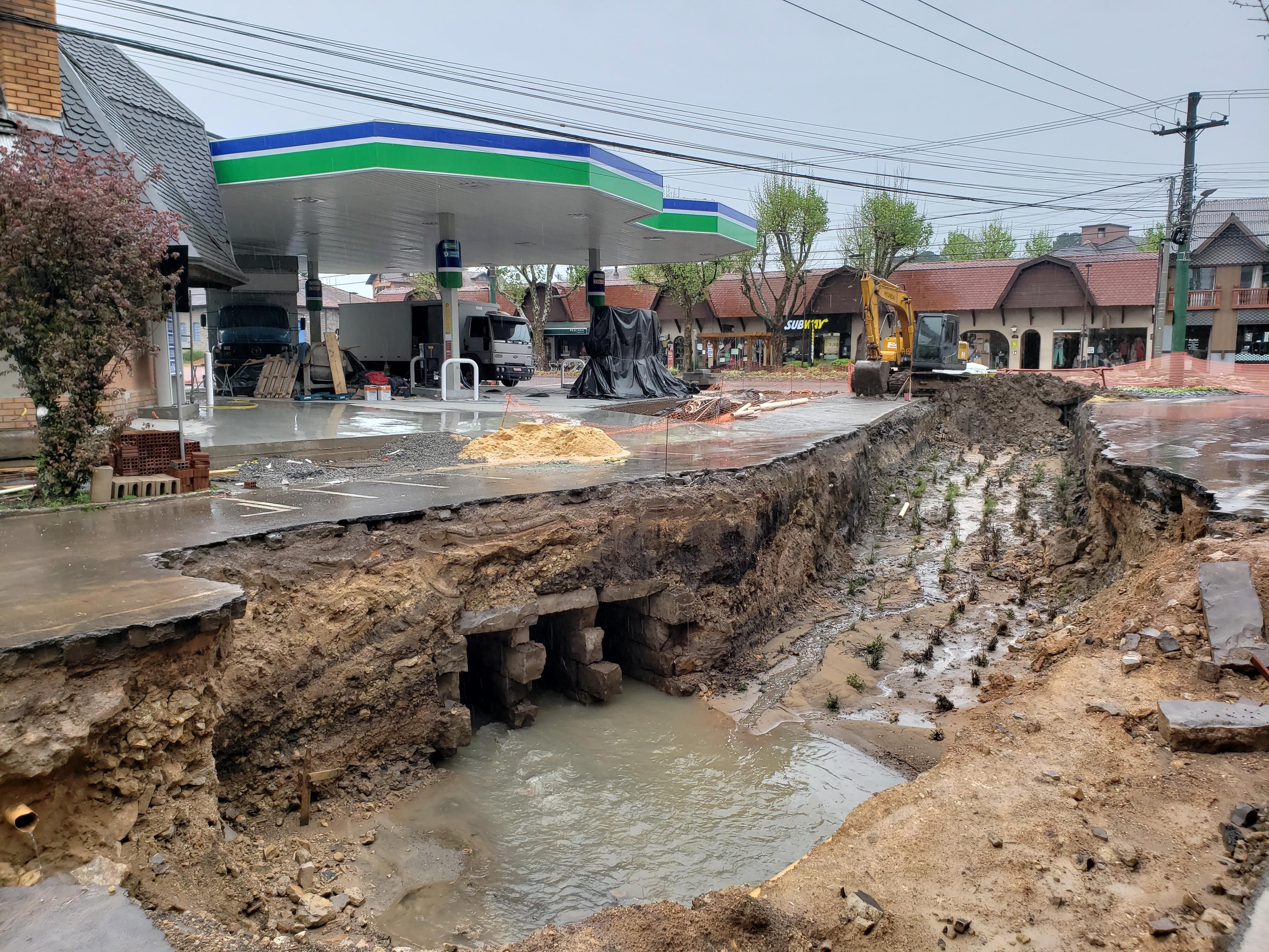 Obras alteram o tr&aacute;fego no Centro de Canela 