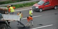 Neovia iniciou os trabalhos na freeway tapando buracos na rodovia