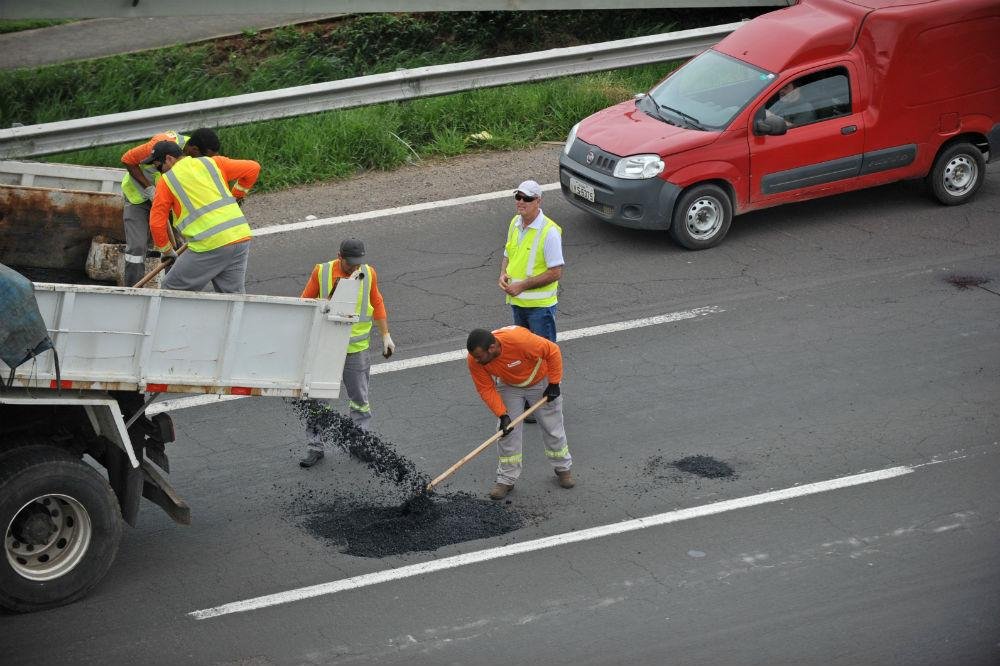 Neovia iniciou os trabalhos na freeway tapando buracos na rodovia