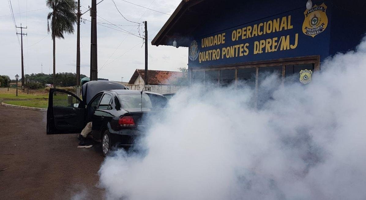 PRF apreende carro que lan&ccedil;ava fuma&ccedil;a para dificultar abordagens 