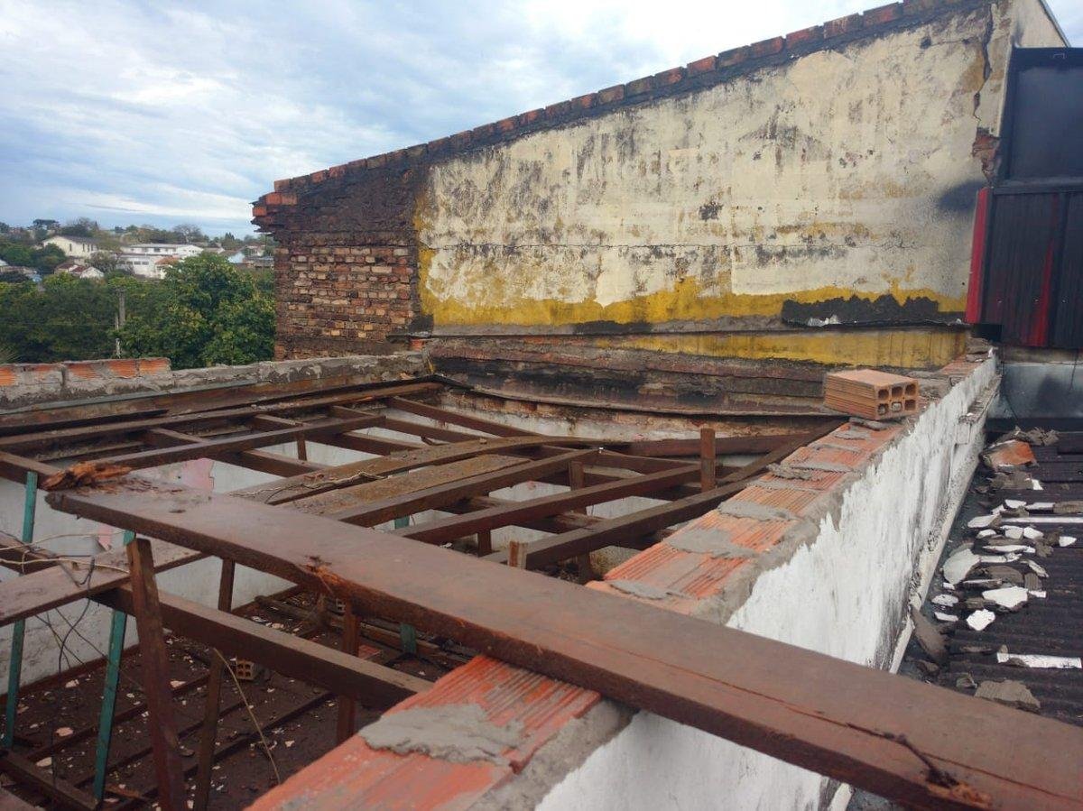 Ao menos cinco resid&ecirc;ncias foram danificadas pelos fortes ventos