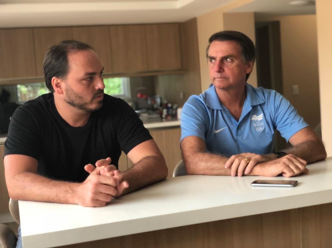 Carlos Bolsonaro divulgou foto com simula&ccedil;&atilde;o de tortura em rede social