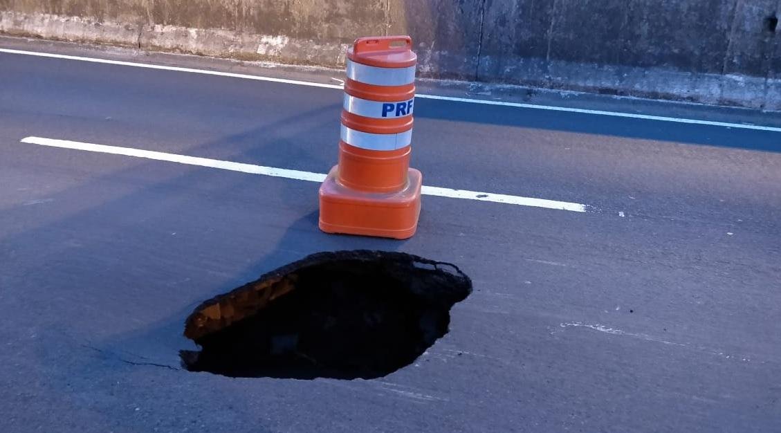 Buraco impediu motoristas de trafegarem na faixa da direita