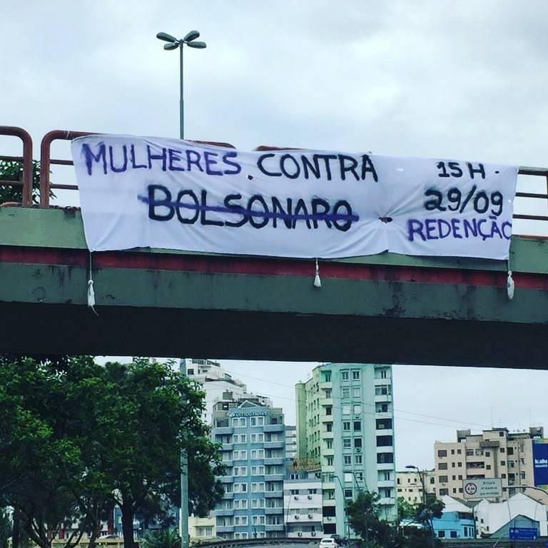 Nesta sexta-feira, organizadores colocaram uma faixa no viaduto da Rodovi&aacute;ria de Porto Alegre convocando para o ato