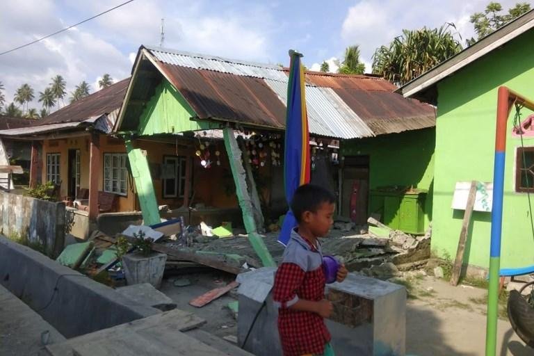 Tremor de magnitude 7,5 destruiu casas