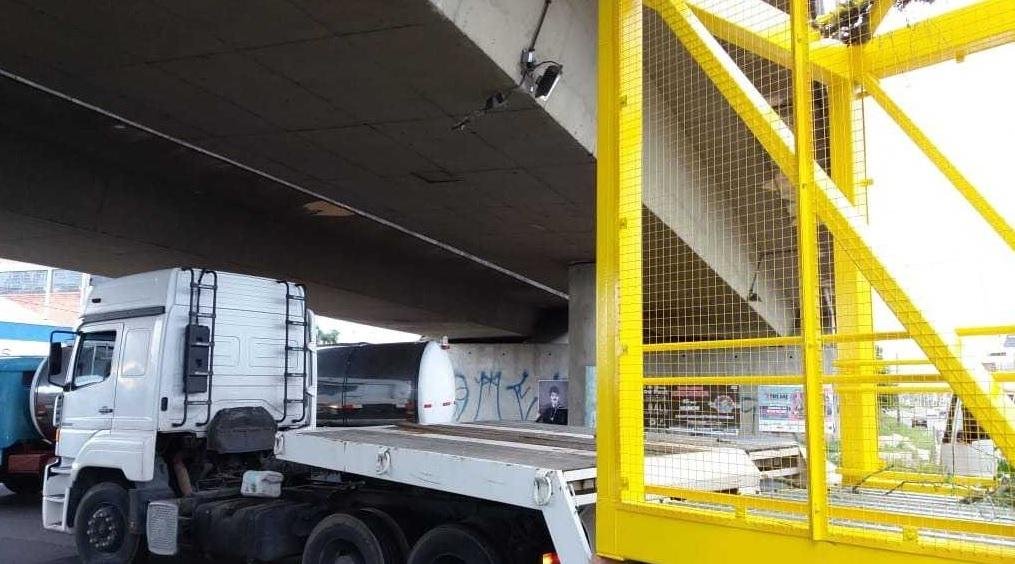 Carreta entala em viaduto e causa transtorno na BR 116 em S&atilde;o Leopoldo 