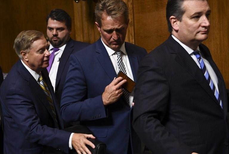 Brett Kavanaugh (de gravata tricolor) &eacute; acusado de agress&atilde;o sexual