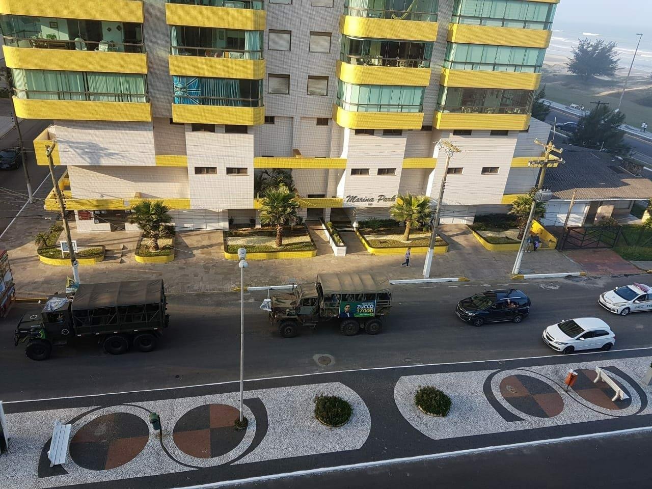 Ve&iacute;culos com caracter&iacute;sticas militares fizeram carreata no Litoral