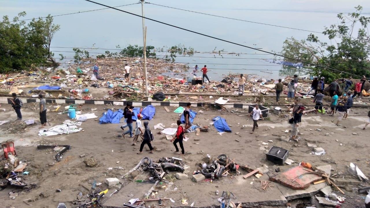 Autoridades ainda n&atilde;o contabilizaram v&iacute;timas, mas corpos ficaram espalhados na cidade de Palu