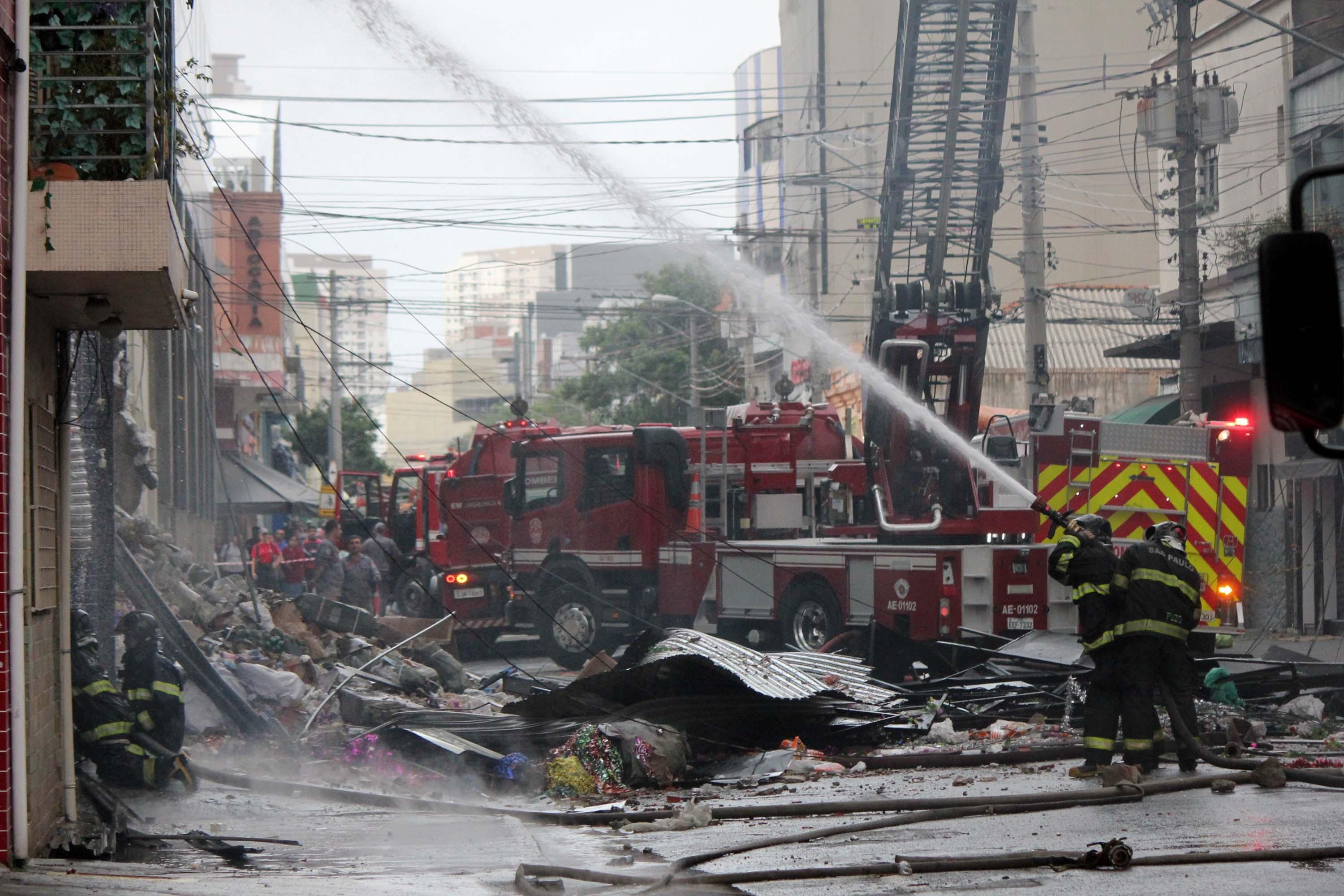 Cerca de 30 viaturas dos bombeiros foram acionadas para o local