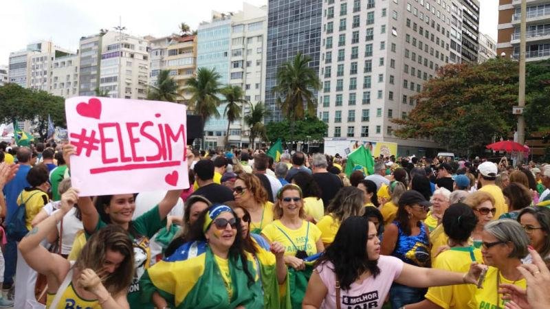 Ato favor&aacute;vel a Bolsonaro bloqueia parte da Avenida Atl&acirc;ntica, em Copacabana