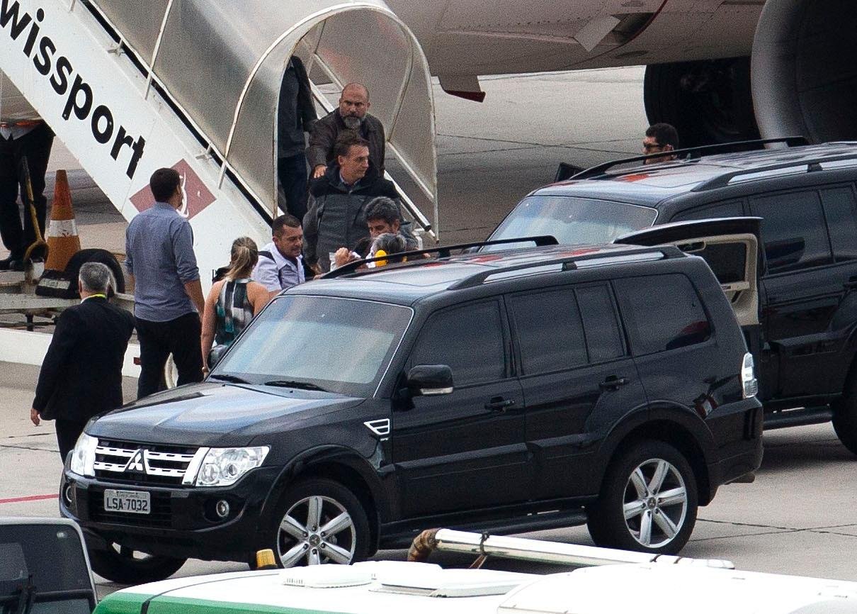 Comitiva do candidato n&atilde;o parou para interagir com correligion&aacute;rios na frente do aeroporto