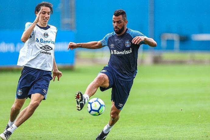 Maicon elogia consist&ecirc;ncia do Gr&ecirc;mio para controlar jogos