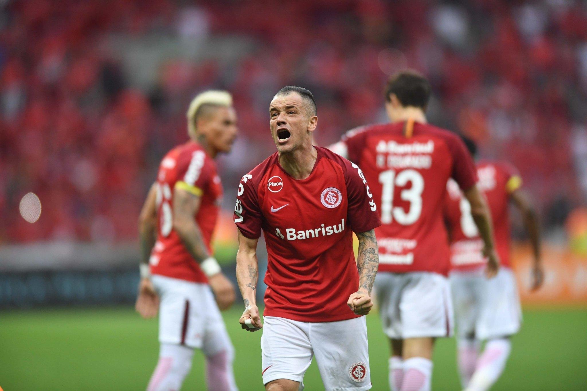 D&acute;Ale, de p&ecirc;nalti, marcou o gol da virada