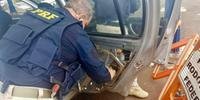Uruguaio de 53 anos foi abordado por agentes da PRF; droga estava escondida dentro de veículo