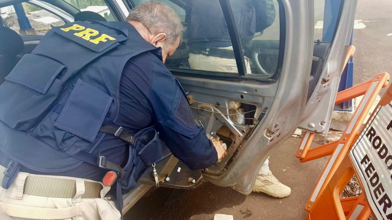 Uruguaio de 53 anos foi abordado por agentes da PRF; droga estava escondida dentro de ve&iacute;culo