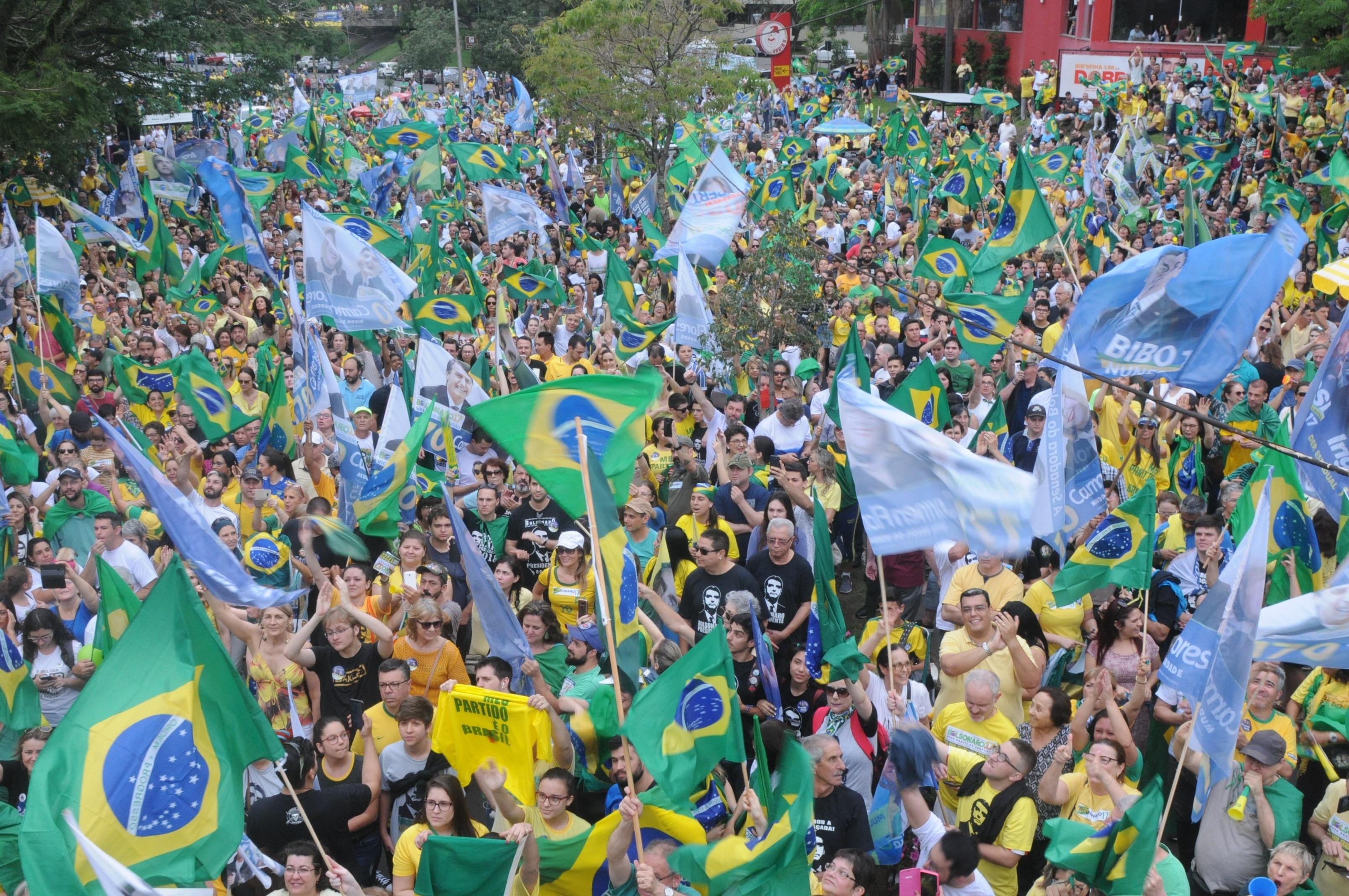Concentra&ccedil;&atilde;o dos apoiadores do candidato do PSL &agrave; Presid&ecirc;ncia aconteceu na avenida Goethe