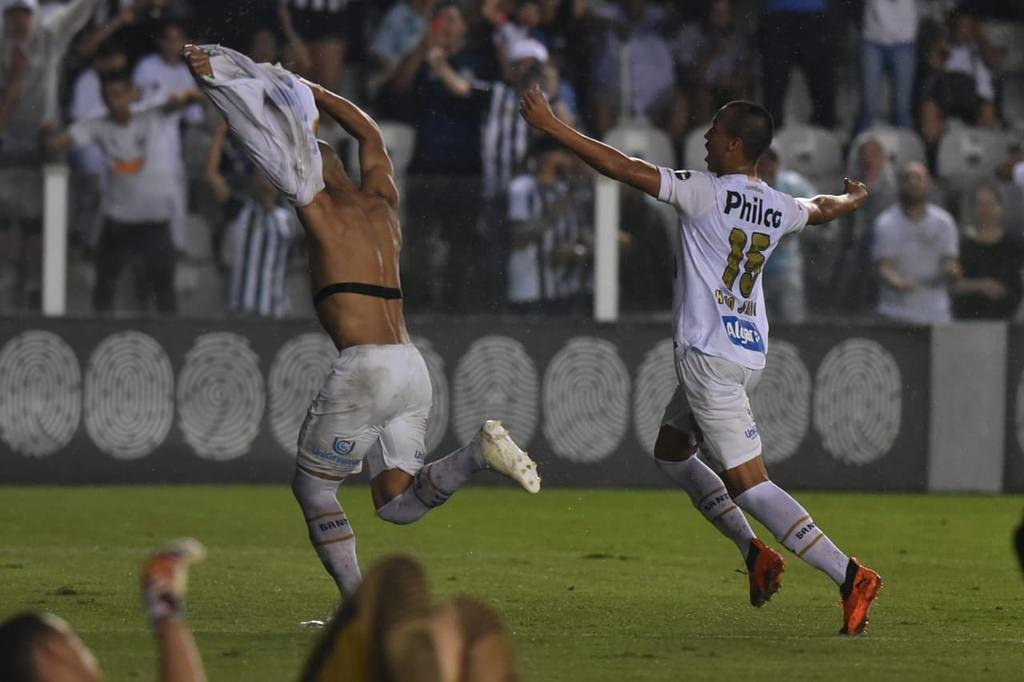 Carlos S&aacute;nchez cobrou e fez o seu primeiro gol com a camisa santista