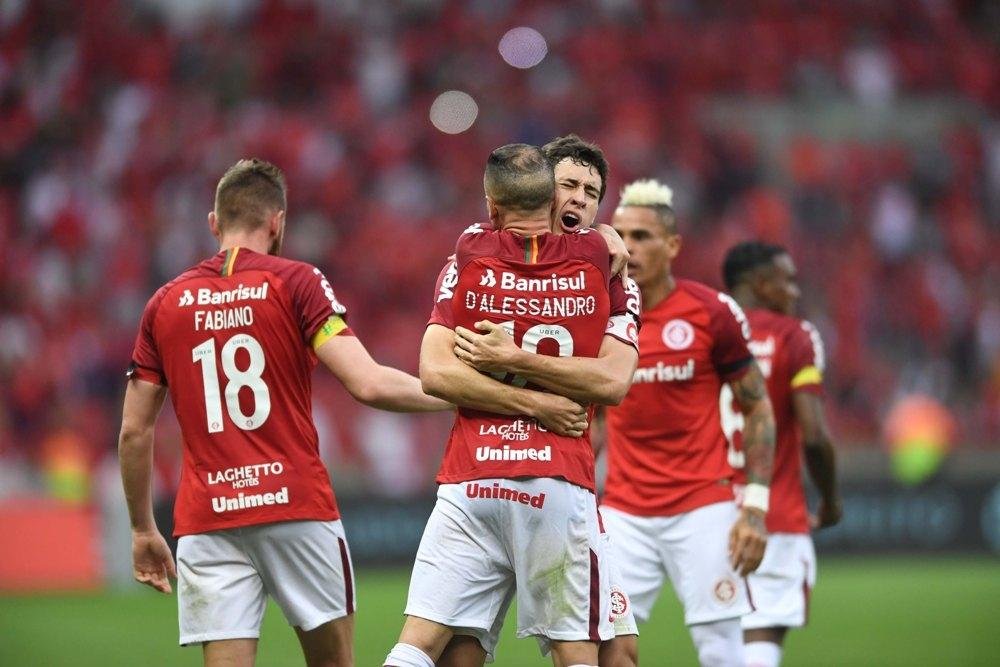 D&acute;Alessandro decidiu ceder faixa de capit&atilde;o para Dourado