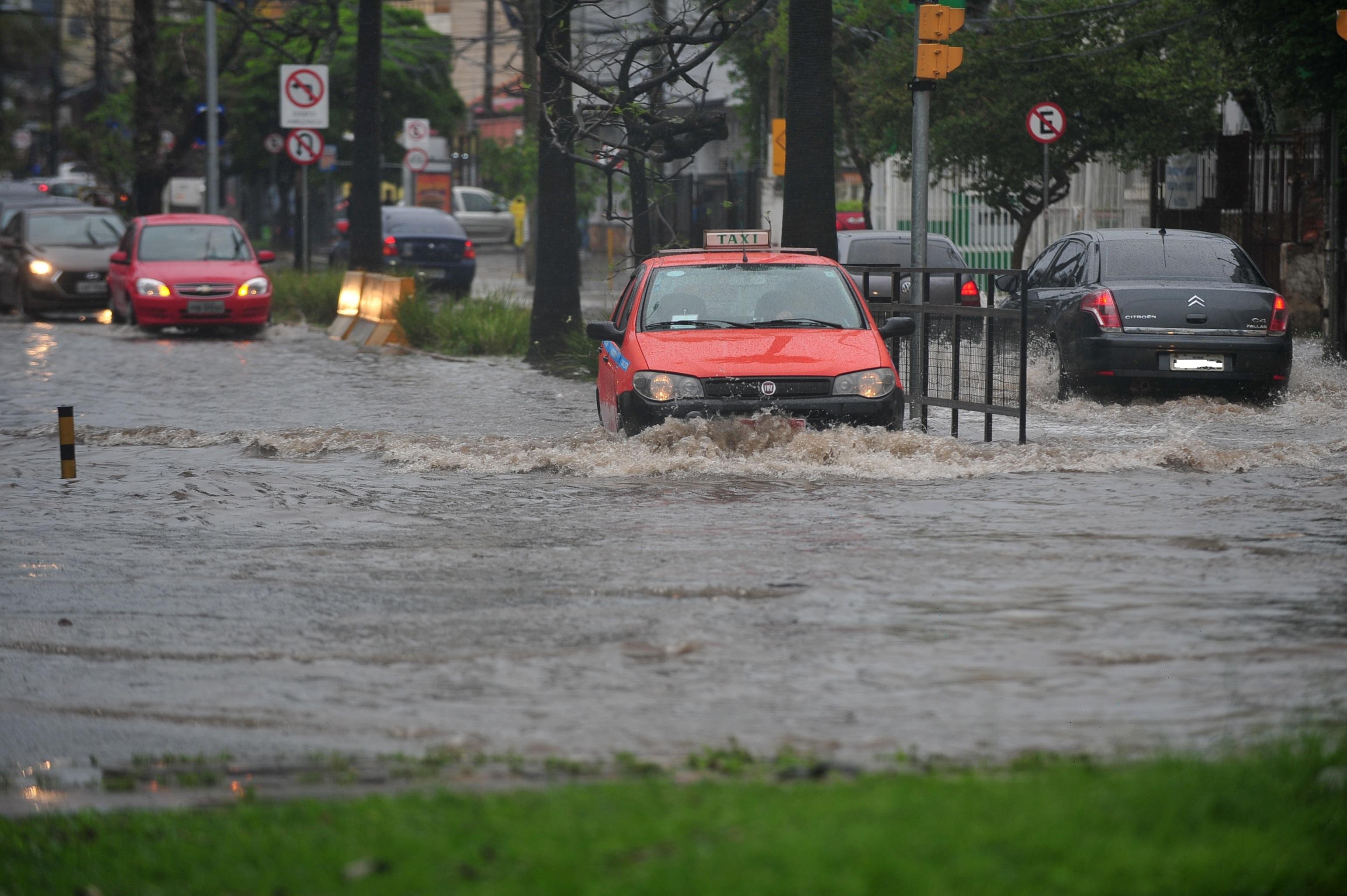 Chuva alagou ruas em Porto Alegre