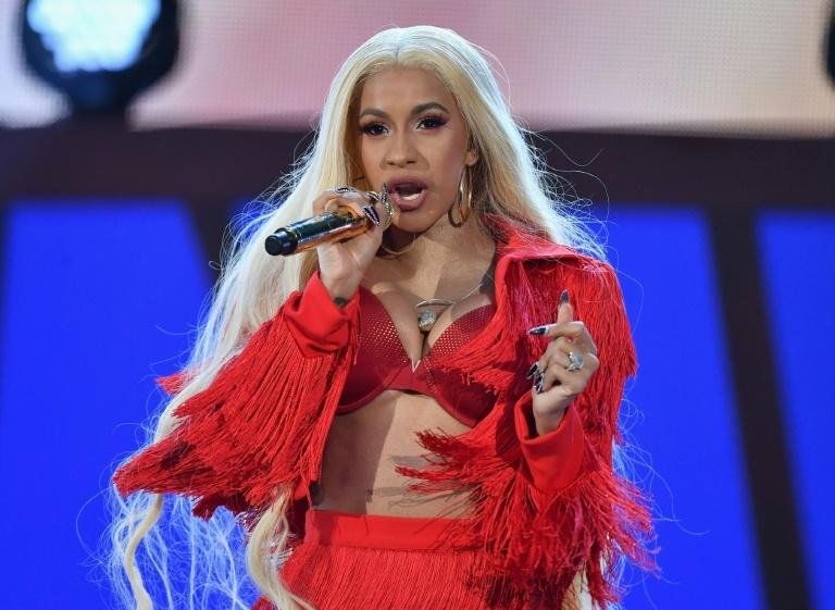 Cardi B se entrega &agrave; pol&iacute;cia ap&oacute;s acusa&ccedil;&otilde;es de agress&atilde;o