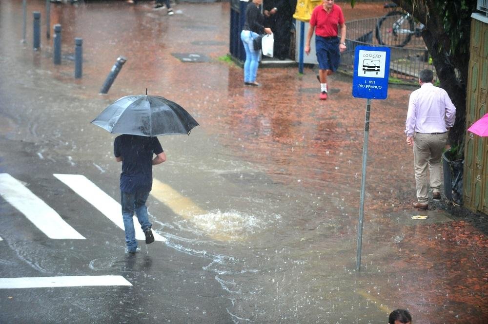 Porto Alegre recebeu uma forte chuva na tarde desta segunda-feira