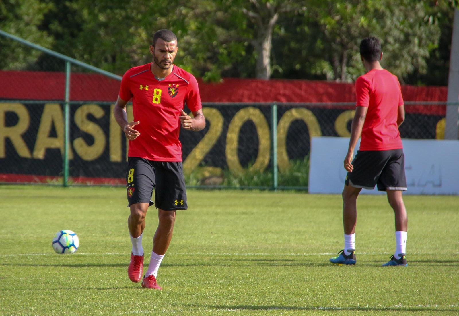 Ernando n&atilde;o poder&aacute; atuar improvisado na lateral direita contra o Inter