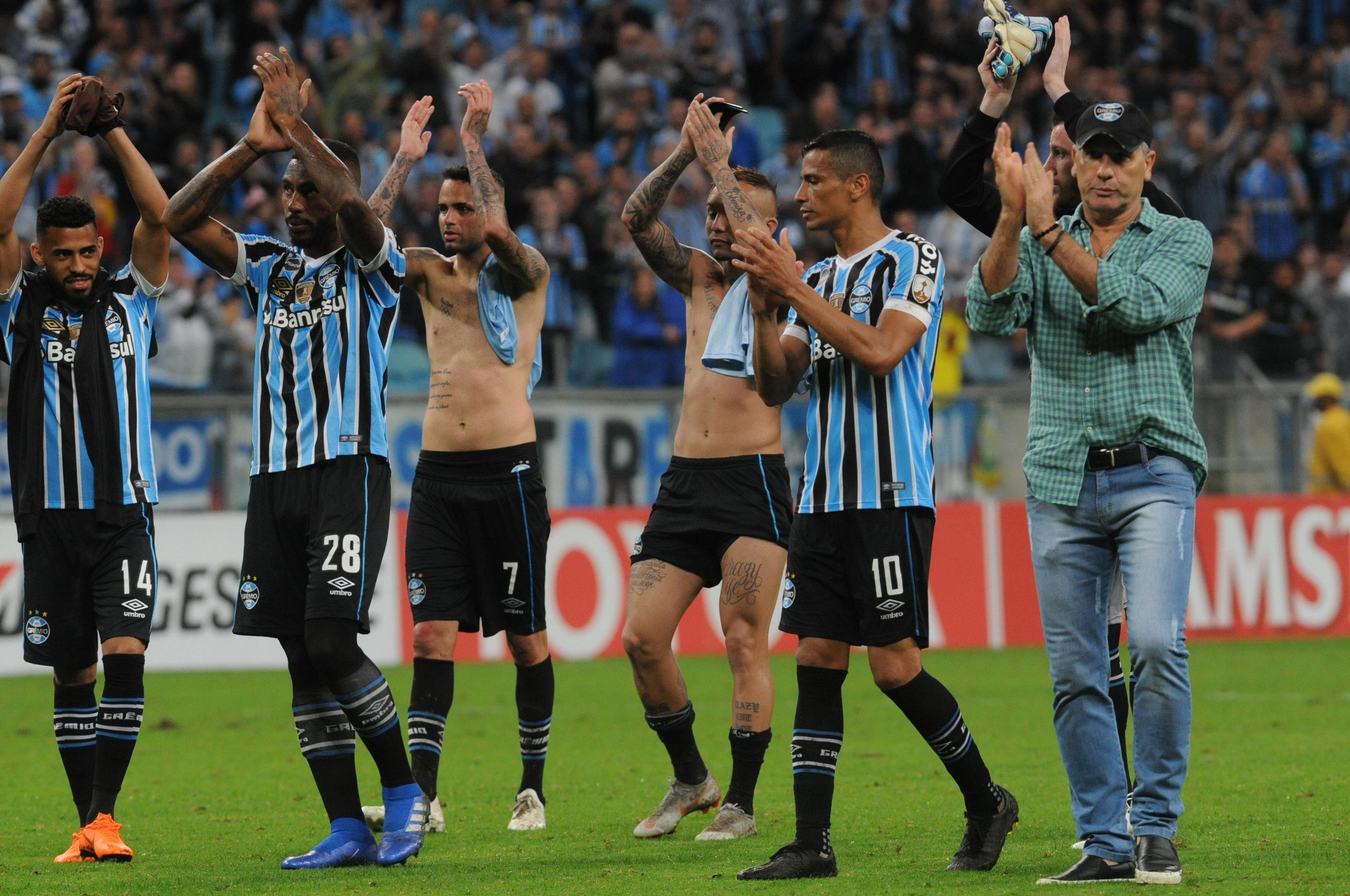 Geromel exalta rea&ccedil;&atilde;o do Gr&ecirc;mio ap&oacute;s dificuldade com Tucum&aacute;n 