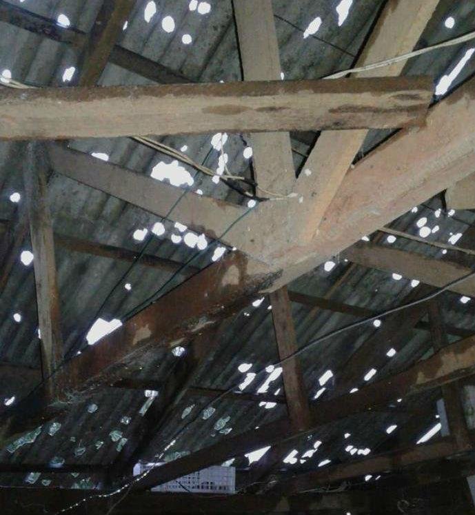 Telhado de casa ficou danificado ap&oacute;s temporal 