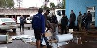 Prefeitura e Defesa Civil entregam lonas aos moradores atingidos pelo granizo em Crissumal