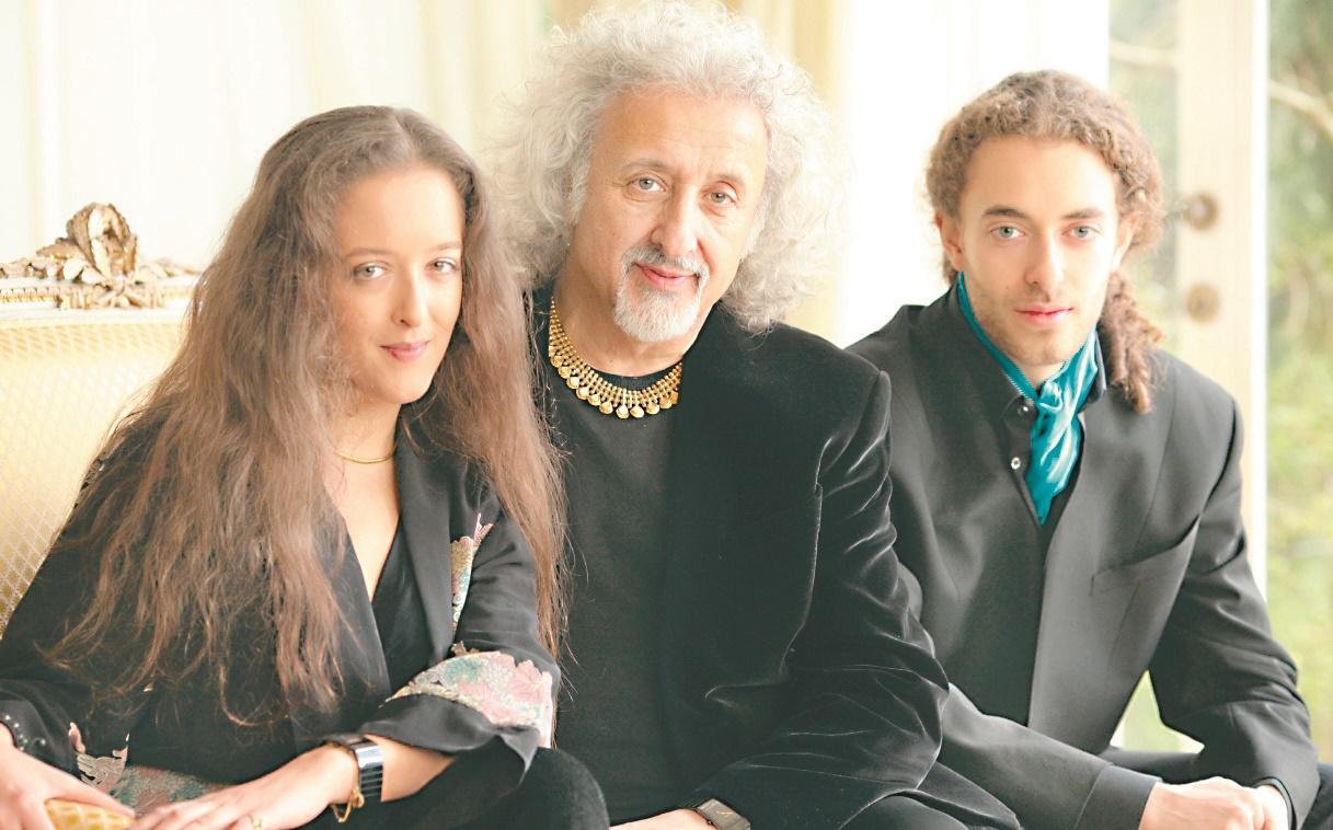 O violoncelista Mischa Maisky estar&aacute; acompanhado de seus dois filhos m&uacute;sicos, Lily e Sasha, em concerto