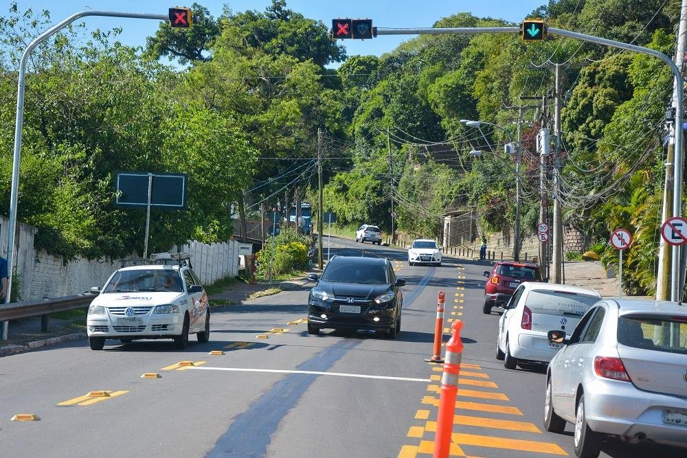 Faixa revers&iacute;vel da avenida Wenceslau Escobar tem obra conclu&iacute;da 