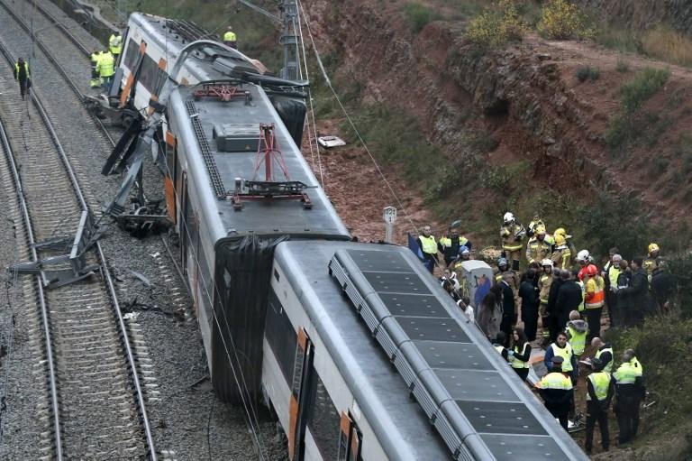 Dois dos seis vag&otilde;es de trem no trajeto Manresa-Barcelona descarrilaram