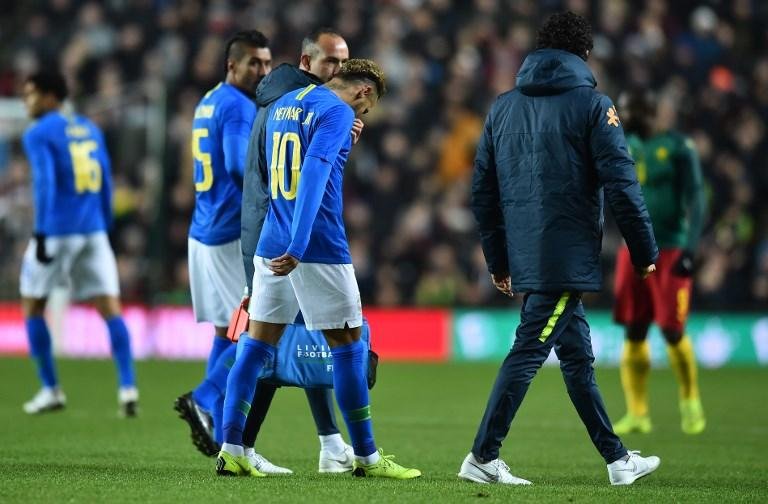 Neymar sentiu les&atilde;o no in&iacute;cio do jogo contra Camar&otilde;es