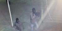 Imagens mostram dois dos bandidos desferindo tiros contra o posto da BM