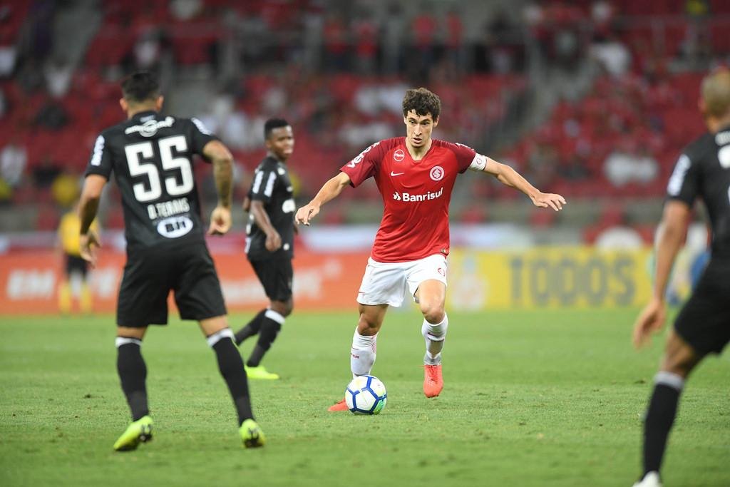 Rodrigo Dourado deixou o jogo contra o Galo sentindo um problema f&iacute;sico