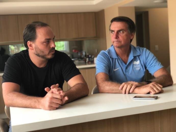 Carlos Bolsonaro afirmou que j&aacute; contribuiu o bastante durante a campanha do pai