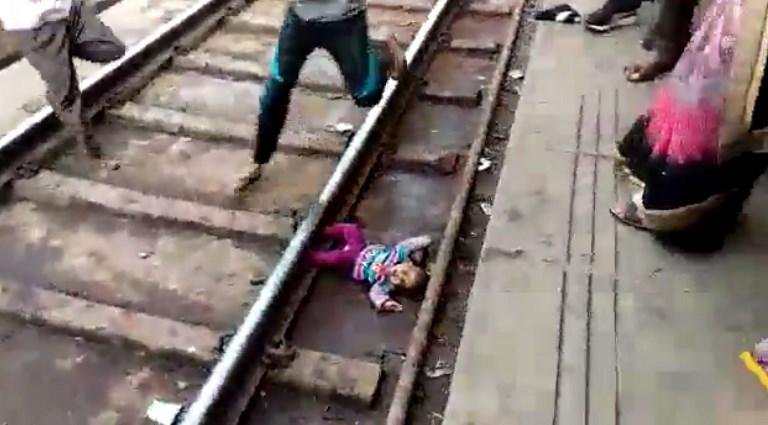 Caso foi filmado por celular e mostra o momento em que tr&ecirc;m passa por cima da menina
