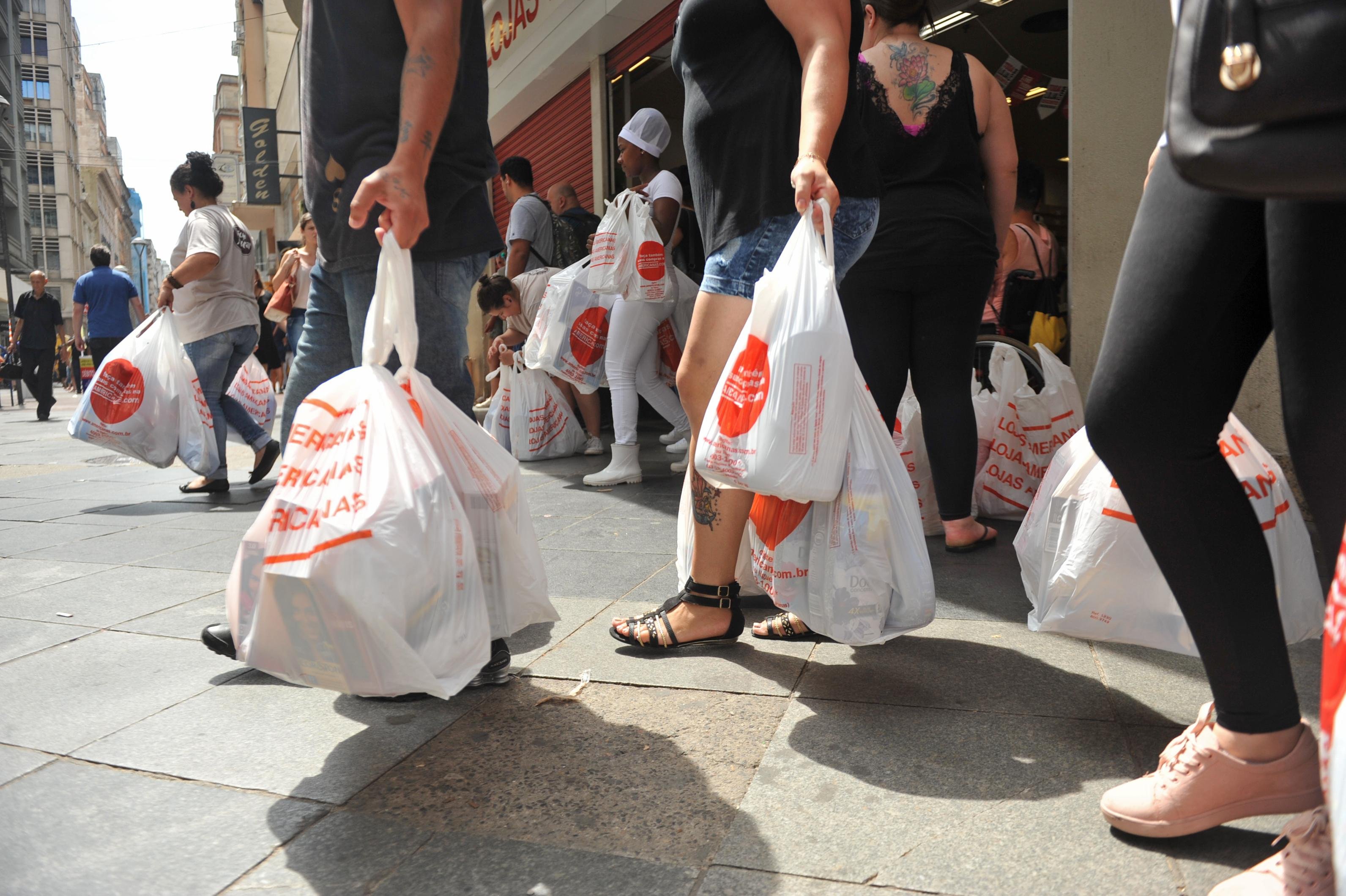 Filas e lojas lotadas marcam a Black Friday no Centro de Porto Alegre 