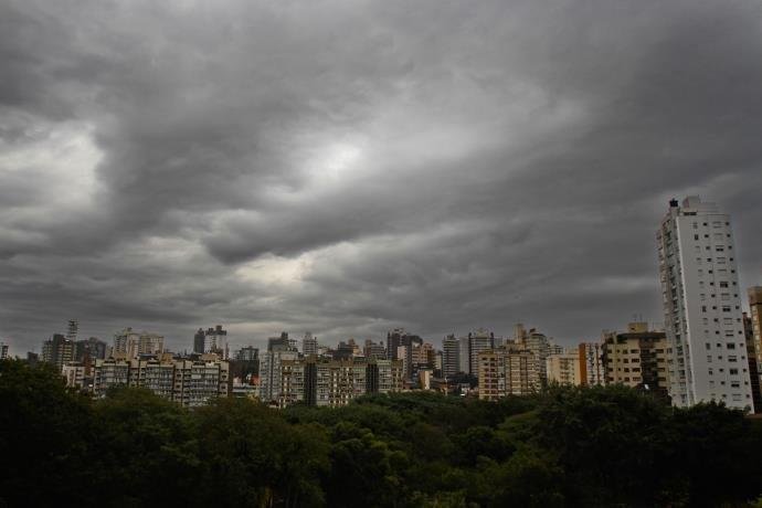 Defesa Civil do RS alerta para o risco de temporais e queda de granizo neste s&aacute;bado