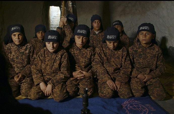 "Of Fathers and Sons" &eacute; um olhar sombrio sobre crian&ccedil;as treinadas para a jihad