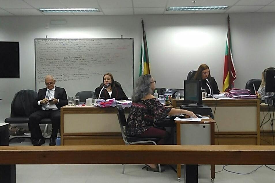 Sess&atilde;o teve complica&ccedil;&otilde;es, com homem que pediu para testemunhar e, em seguida, recusou-se a responder perguntas