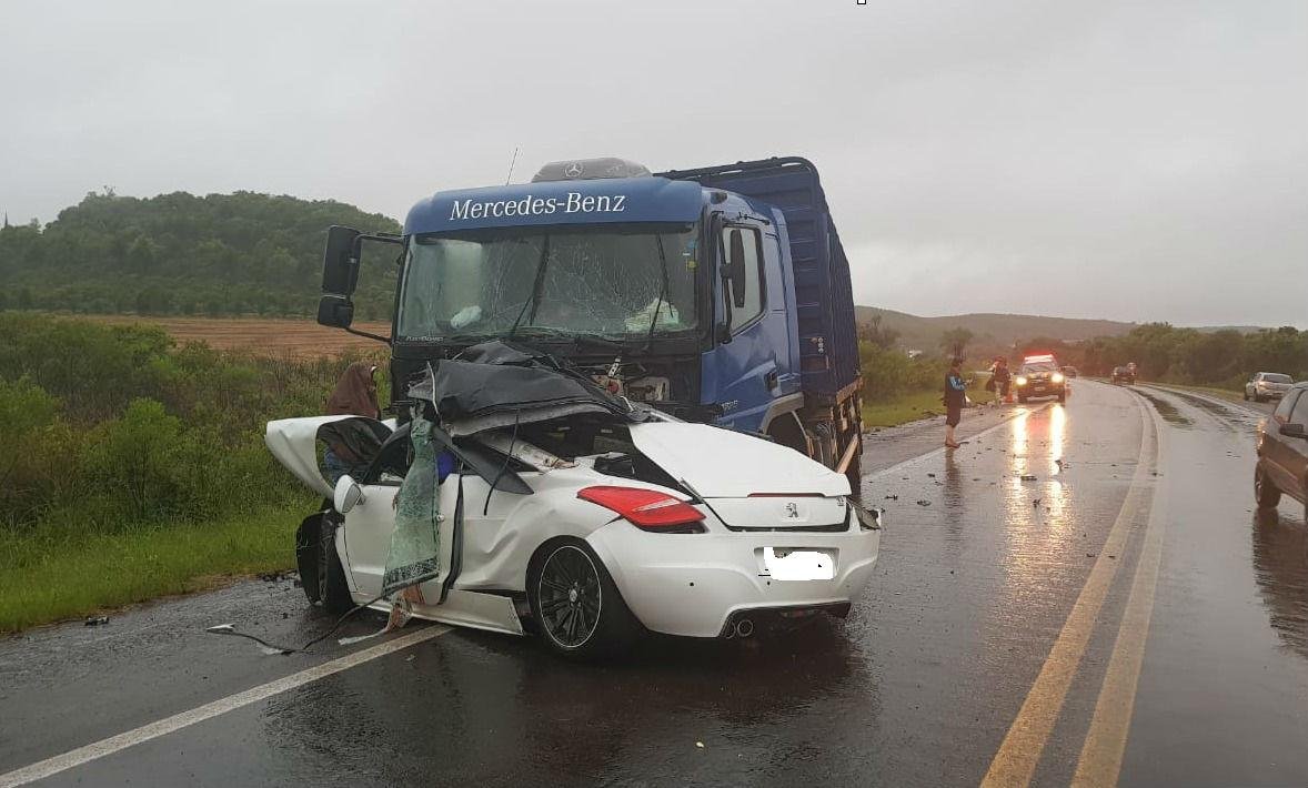 Carro e caminh&atilde;o colidiram frontalmente