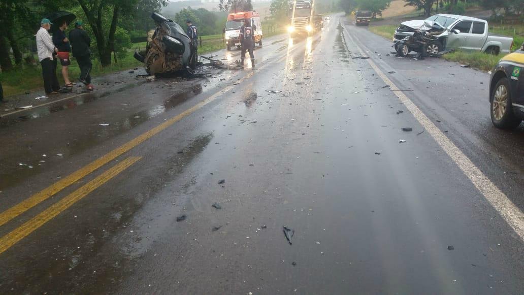Em torno das 5h30min ocorreu a colis&atilde;o frontal entre um autom&oacute;vel e uma caminhonete